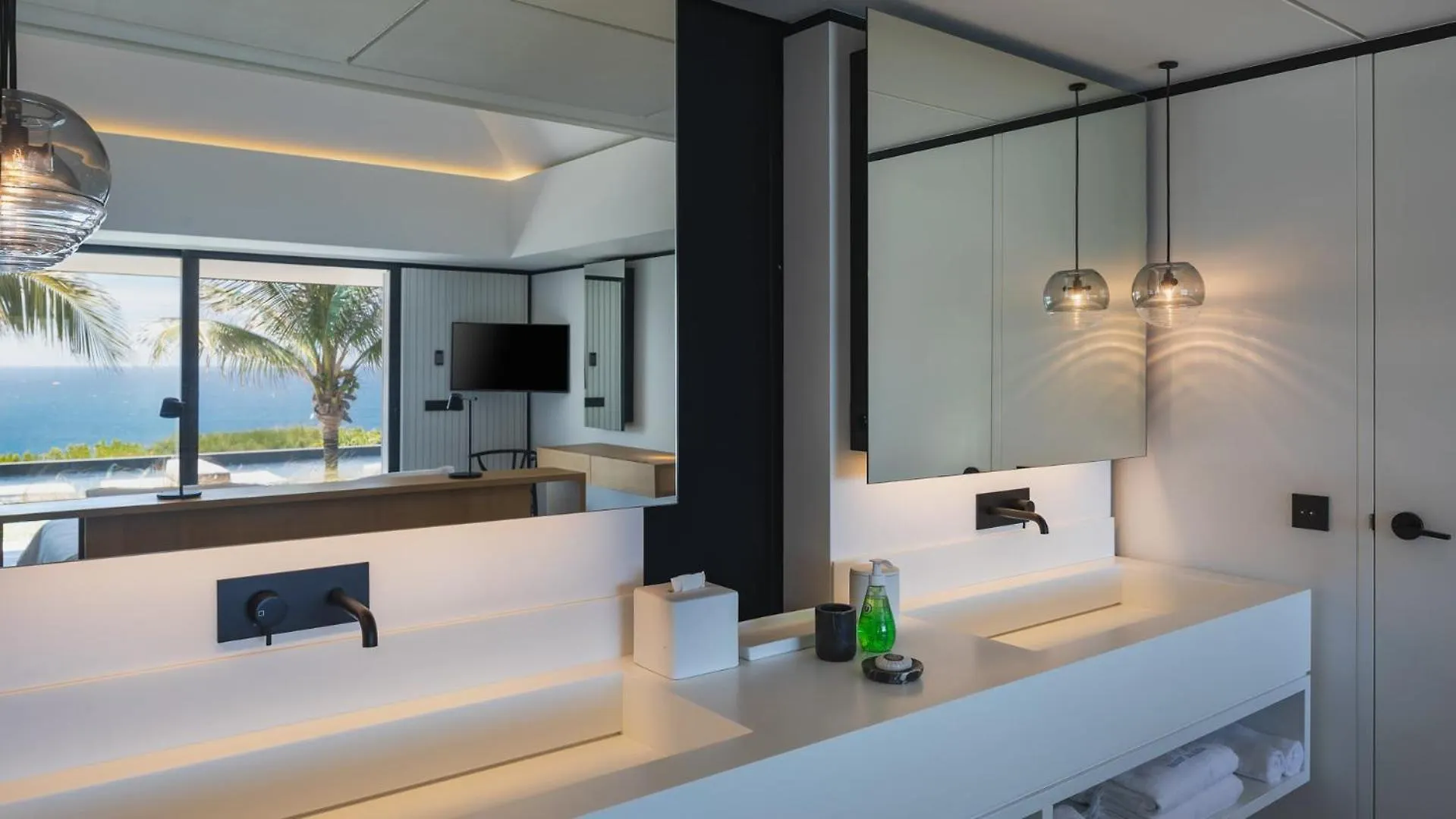 Well-Decorated Magnificent Villa Pointe Milou