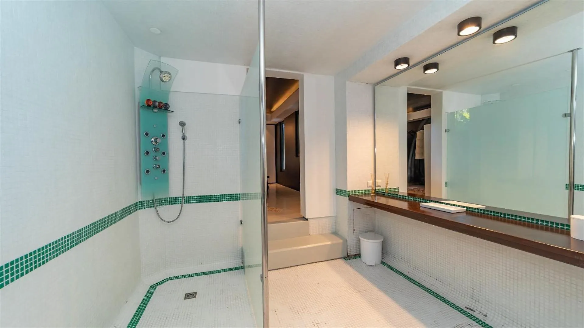 Well-Decorated Magnificent Villa Pointe Milou