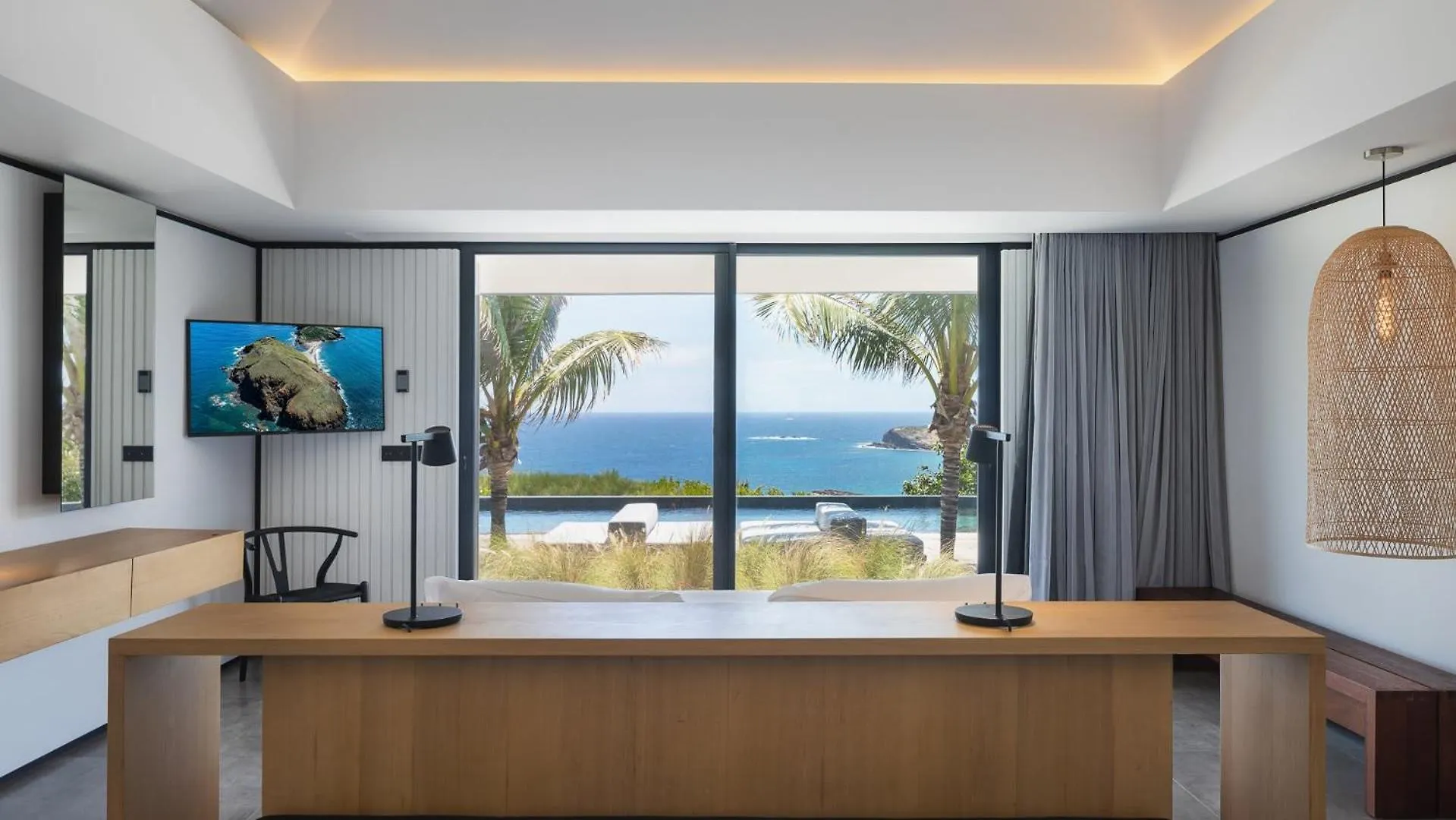 Well-Decorated Magnificent Villa Pointe Milou