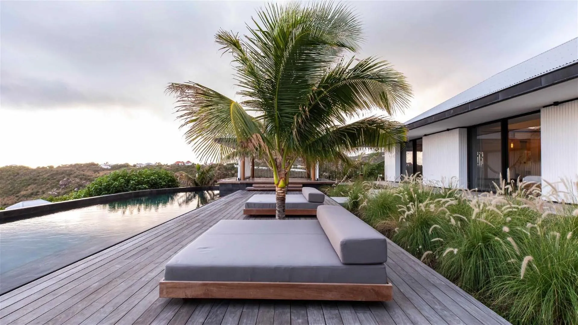 Well-Decorated Magnificent Villa Pointe Milou