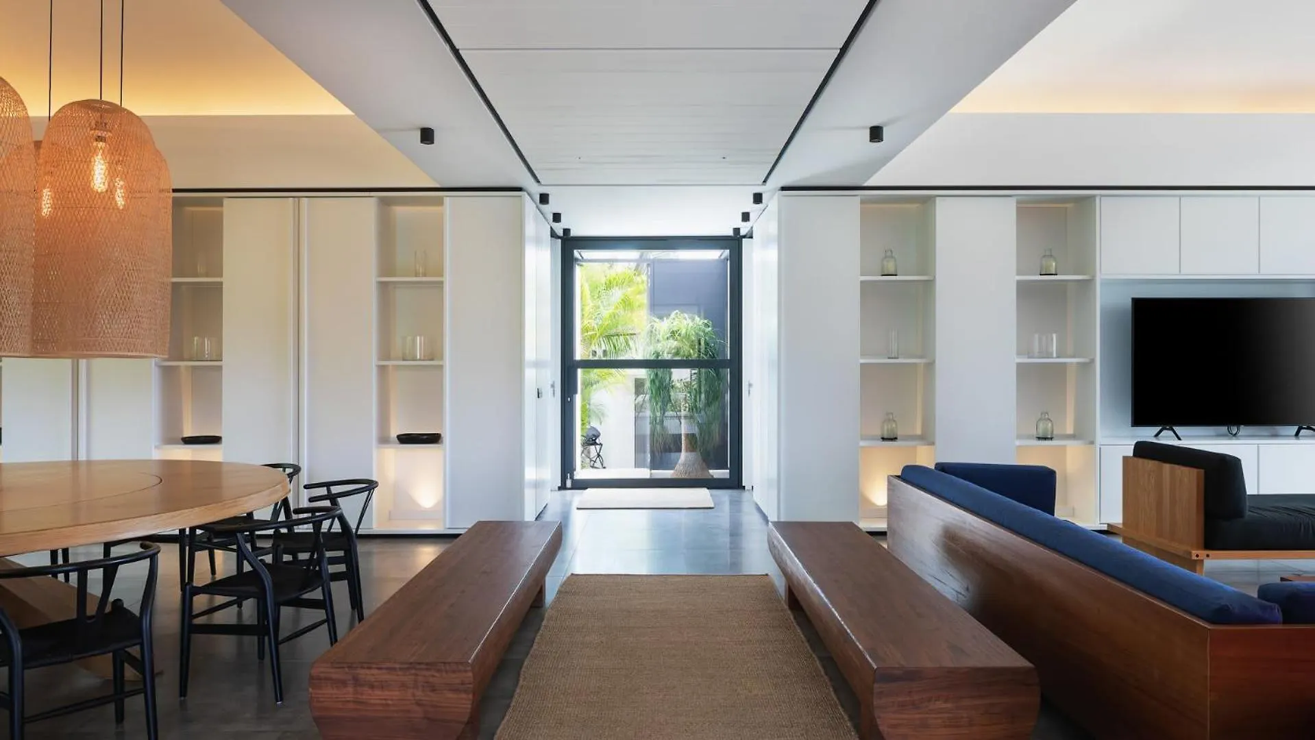 Well-Decorated Magnificent Villa Pointe Milou