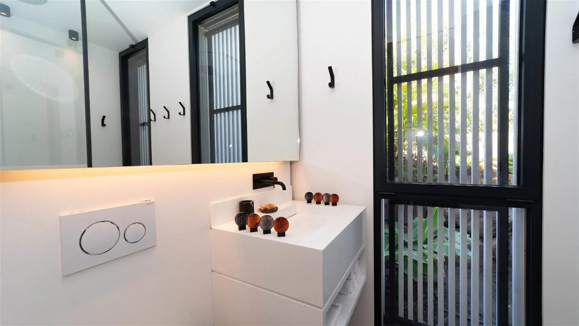 Well-Decorated Magnificent Villa Pointe Milou