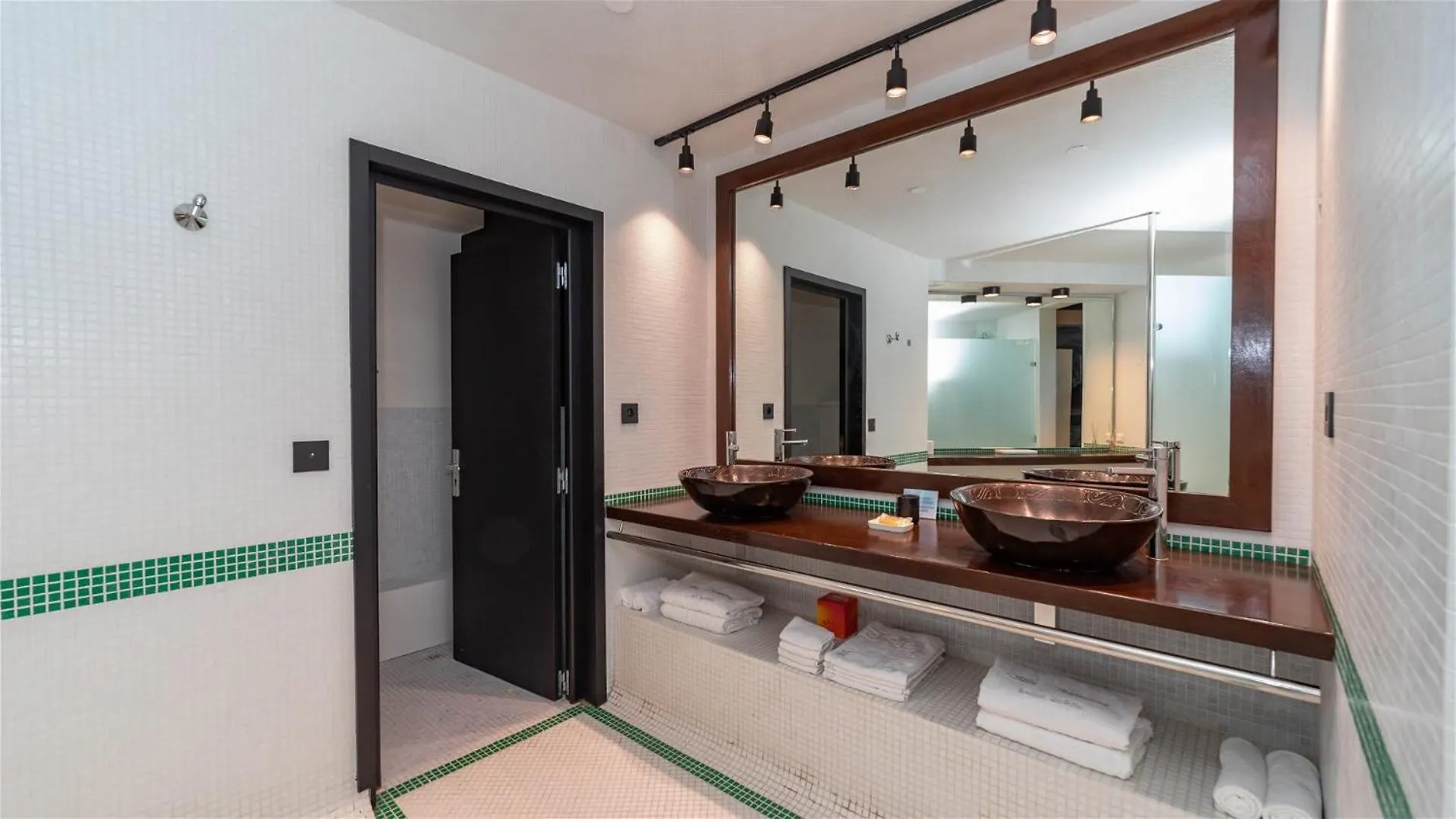 Well-Decorated Magnificent Villa Pointe Milou