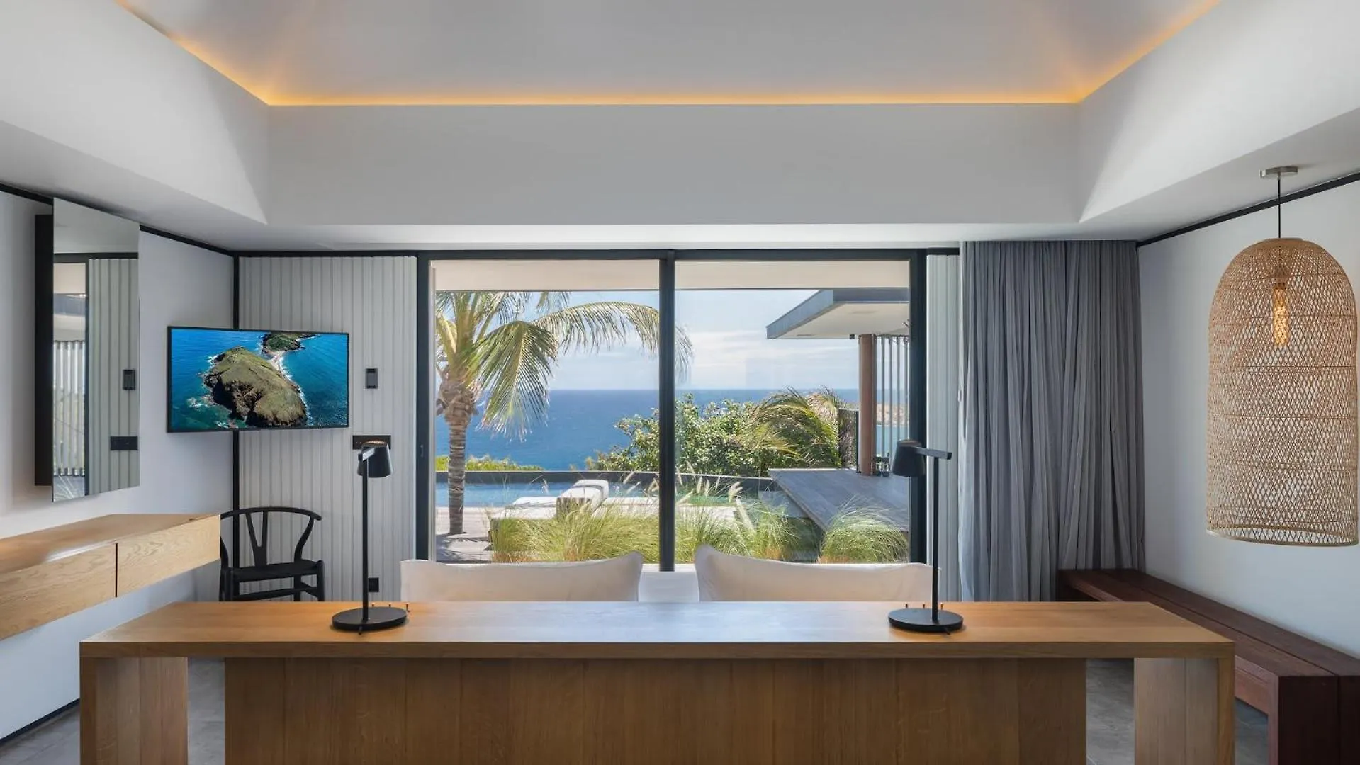 Well-Decorated Magnificent Villa Pointe Milou